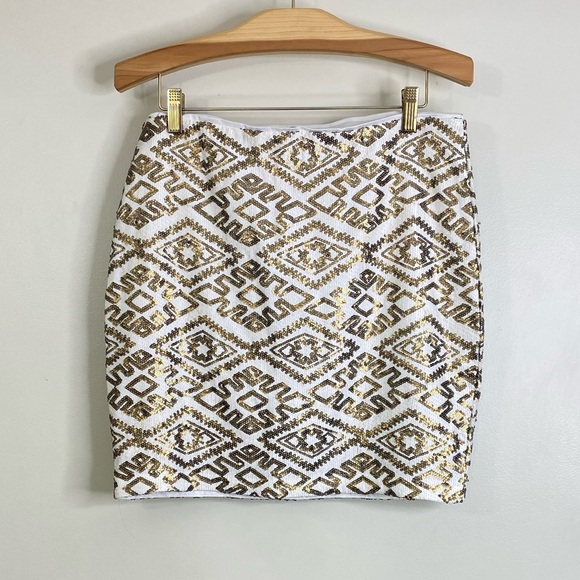 DYNAMITE GOLD SEQUIN PATTERNED WHITE SHORT SKIRT SIZE MEDIUM - Picture 3 of 11